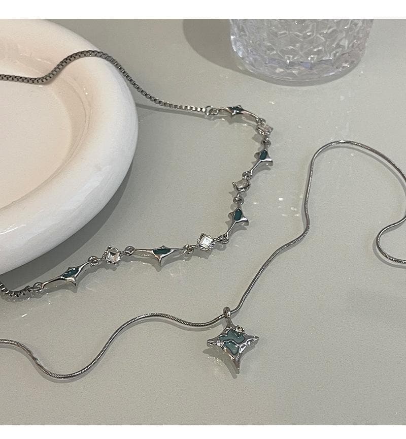 Collana girocollo con ciondolo irregolare a forma di stella, 2 pezzi