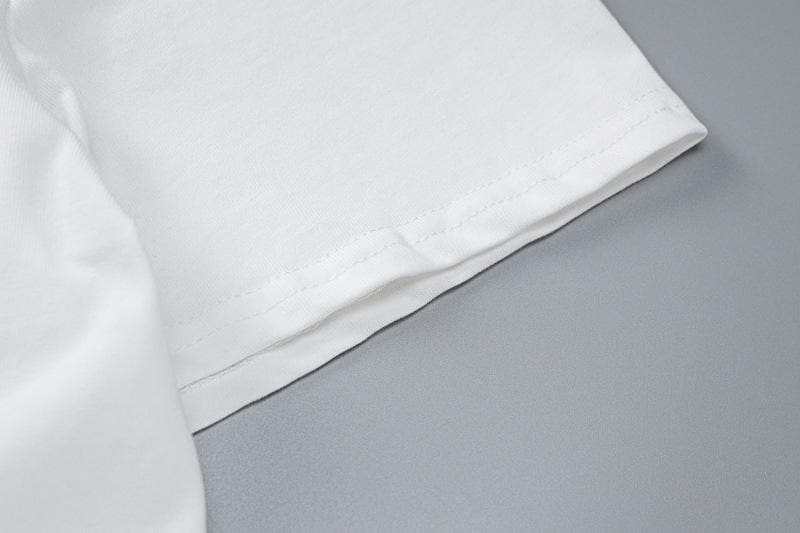 Top a maniche corte con stampa a contrasto e scollo rotondo