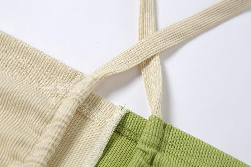 Top corto senza schienale con coulisse e collo all'americana a contrasto a coste