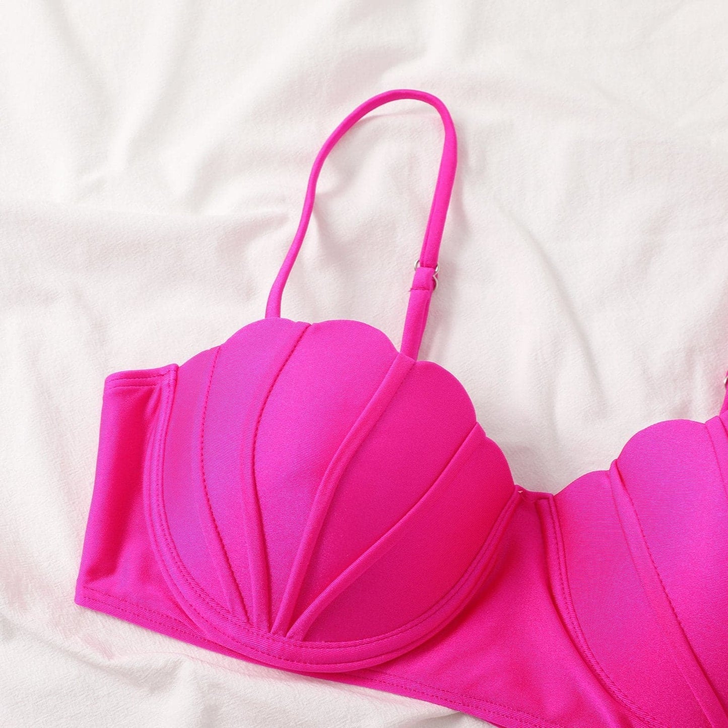 Ausgehöhlter, einfarbig gepolsterter, unregelmäßiger Camisole-Badeanzug