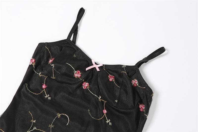 Rückenfreies Minikleid mit Rüschen aus Netzstoff, Blumenstickerei und kontrastierendem Camisole