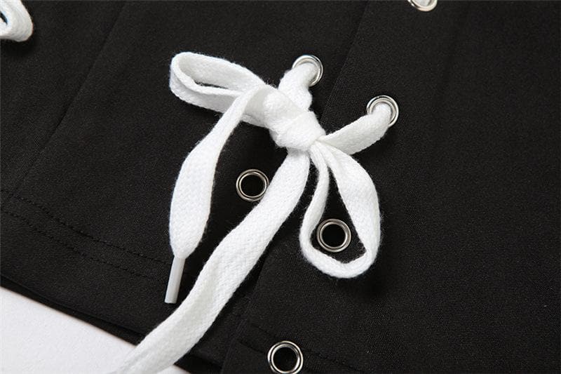 Rückenfreies Minikleid mit Schnürung, kontrastierendem Schlitz und selbstbindendem Neckholder