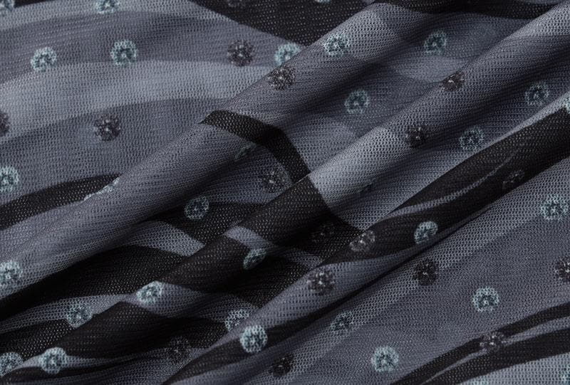 Transparentes Maxikleid aus transparentem Netzstoff mit langen Ärmeln, Schlitz und gewelltem Kontrast