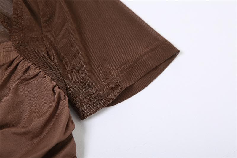 Top corto a maniche corte con scollo a V e arricciatura in rete con scollo all'americana