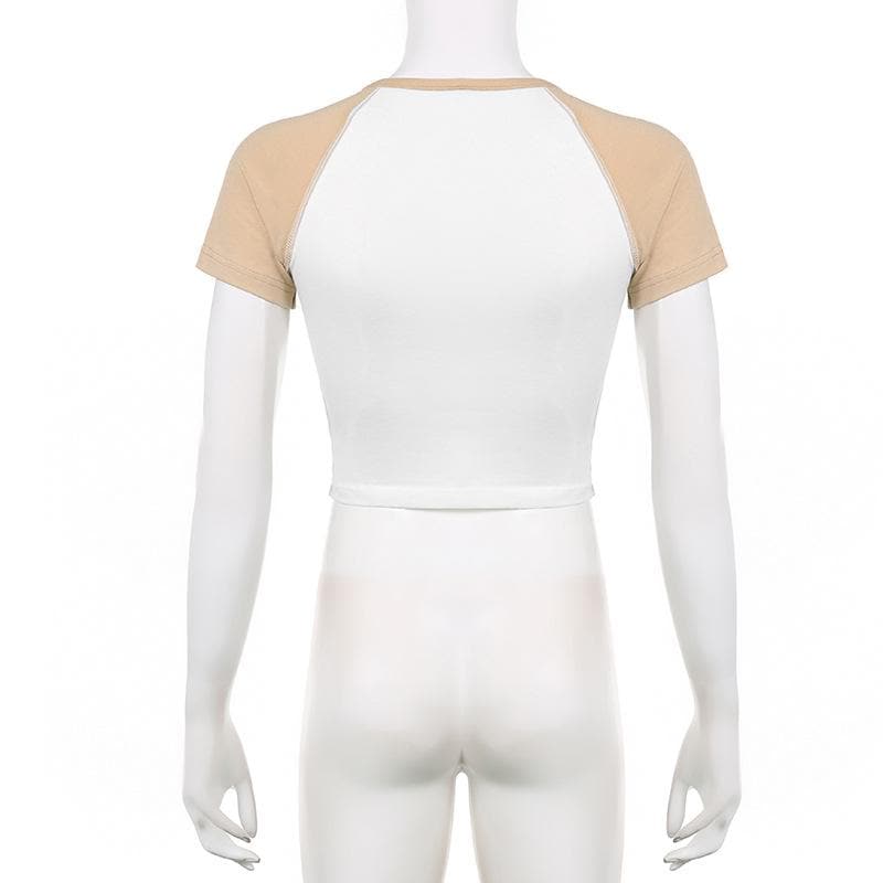 Top corto a maniche corte con scollo a giro e contrasto astratto con patchwork di punti