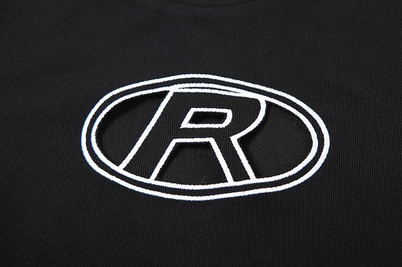 Top corto a maniche corte con scollo rotondo e ricamo "R"