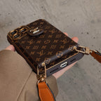 Braune Handyhülle mit Halter für iPhone