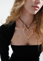 Melissa Handgezeichnete goldene Herz-XL-Halskette