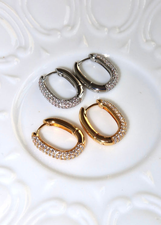 Orecchini a cerchio Leona Huggie in argento con diamanti