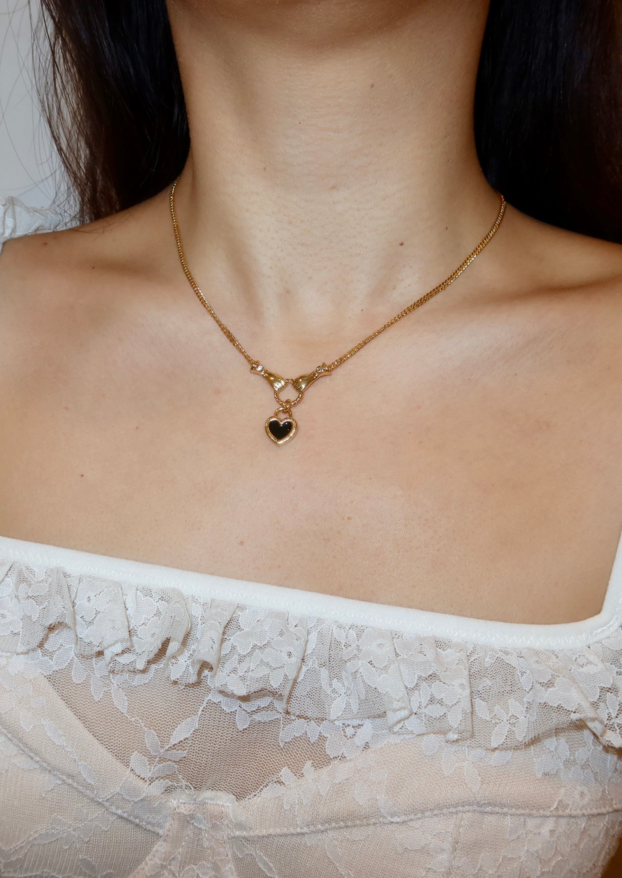Madelaine Herz in Händen Liebe Goldene Halskette