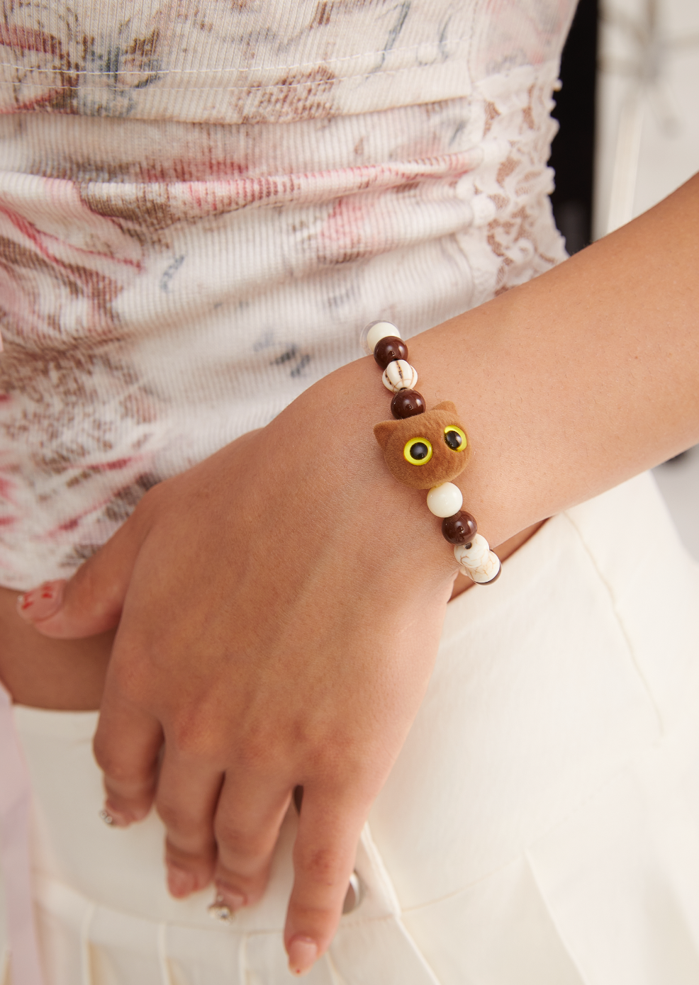 Schokoladencremefarbenes Katzenarmband