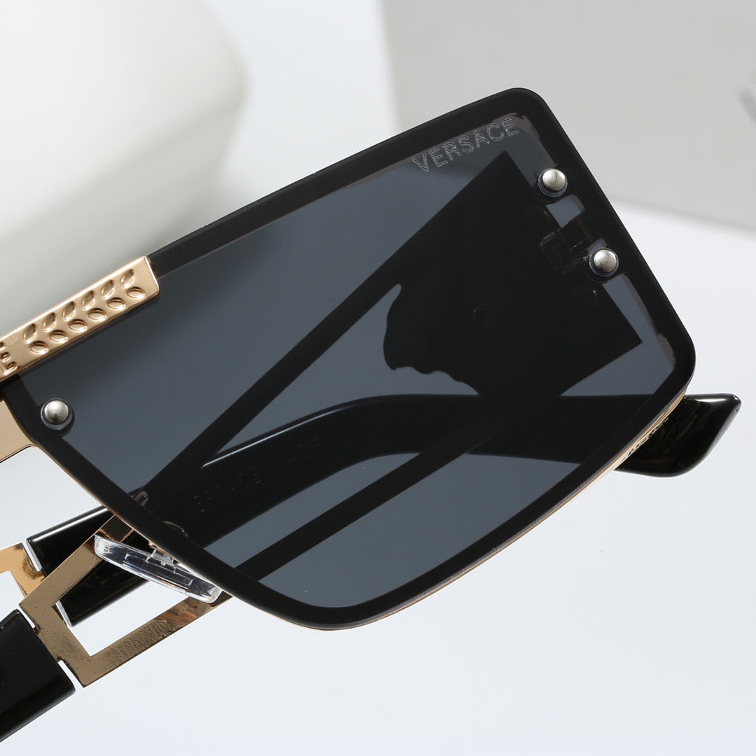 Occhiali da sole in metallo alla moda