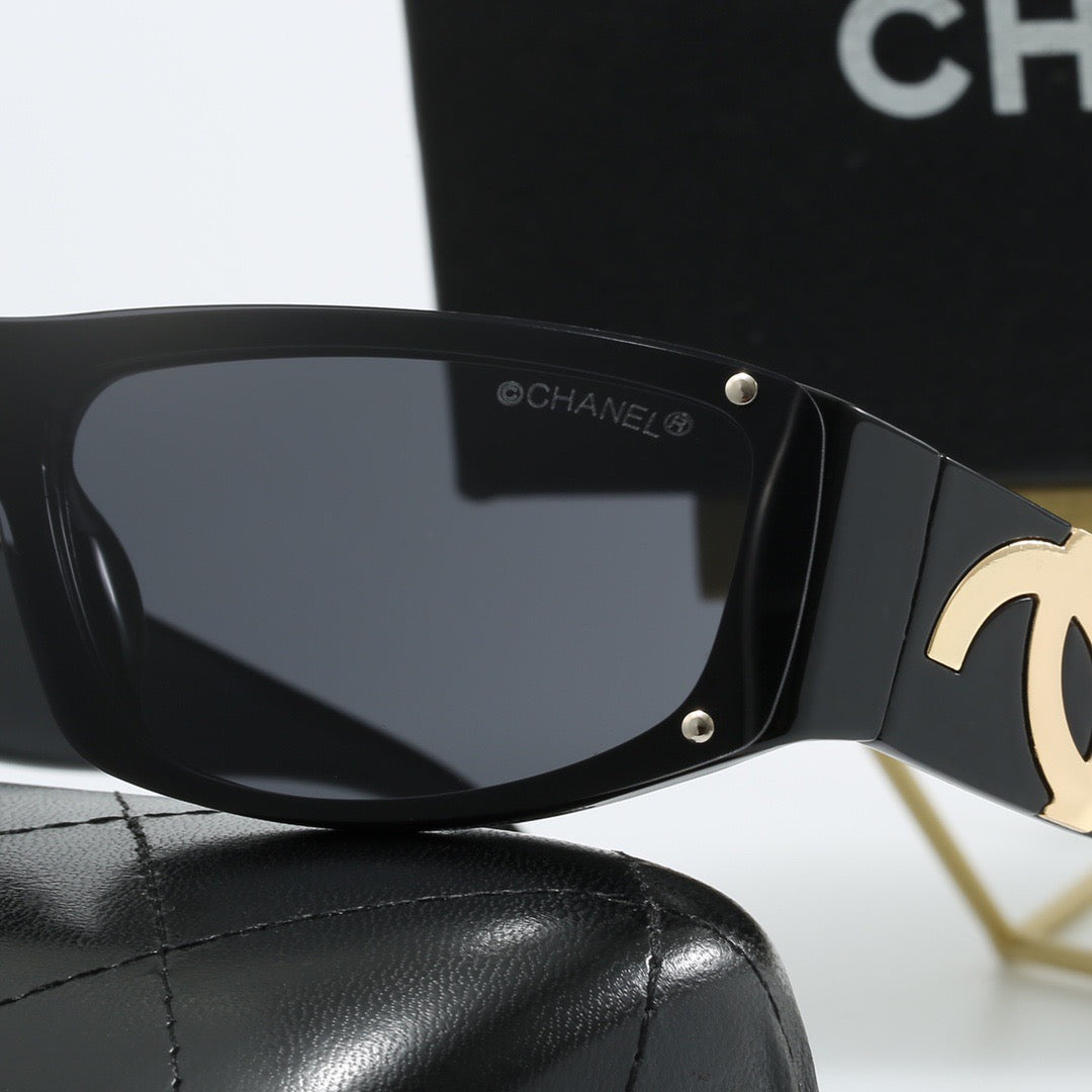 Occhiali da sole alla moda con montatura piccola