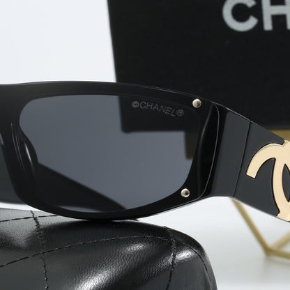 Occhiali da sole alla moda con montatura piccola