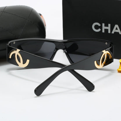 Occhiali da sole alla moda con montatura piccola