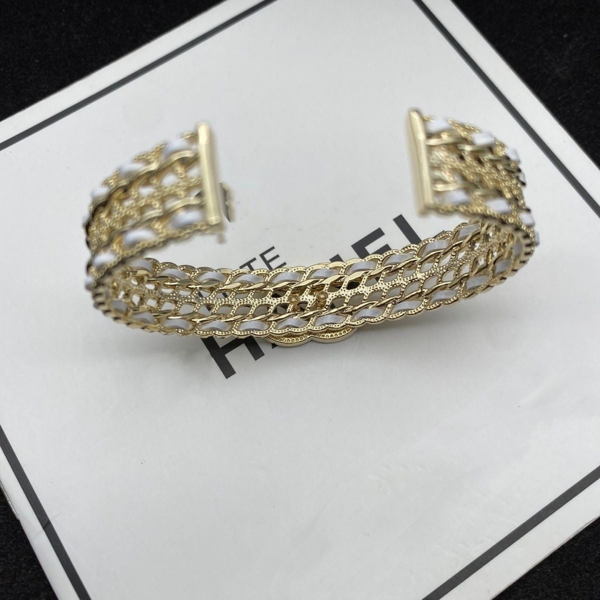 Goldenes Kettenarmband mit Anhänger