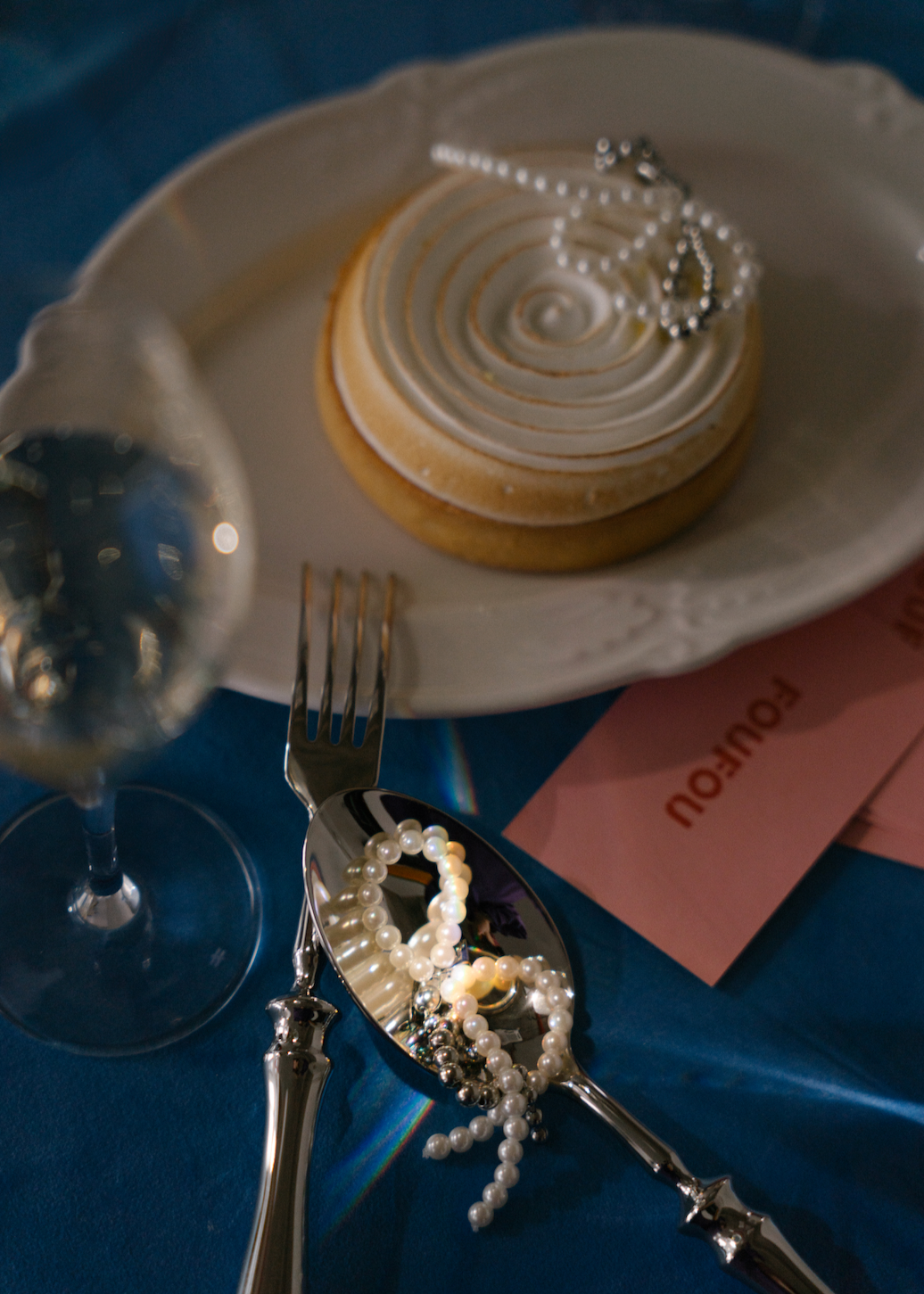 Annie Perlen-Ohrringe in Schleifenform