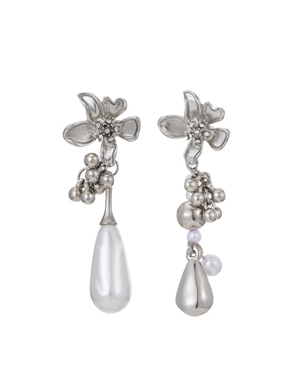 Orecchini asimmetrici in argento con perle e fiori primaverili