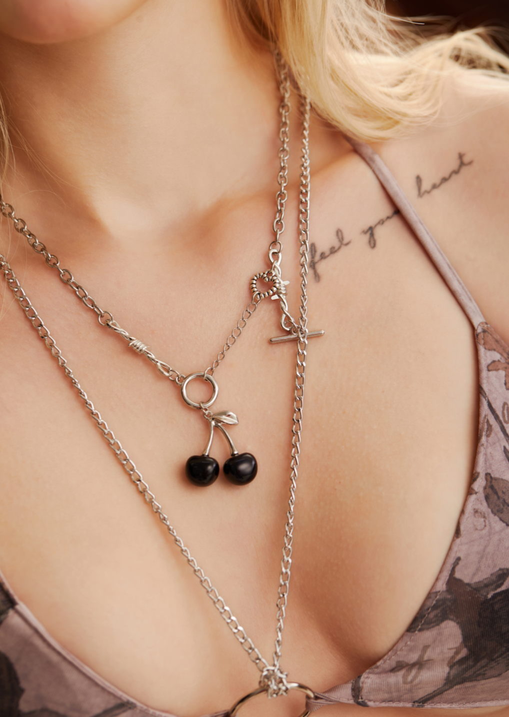 Collana in argento con giardino di ciliegie nere