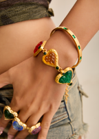 Delilah Goldenes Armband mit grünen Steinen