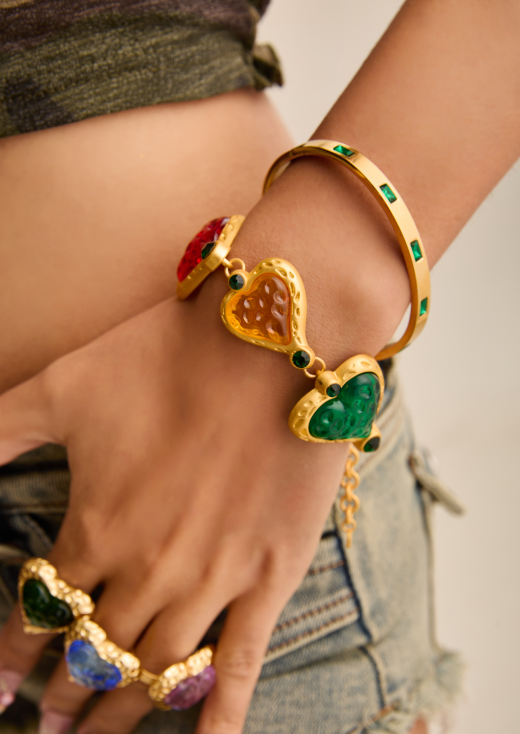 Delilah Goldenes Armband mit grünen Steinen