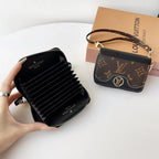 Kartenetui mit mehreren Ebenen und Riemen