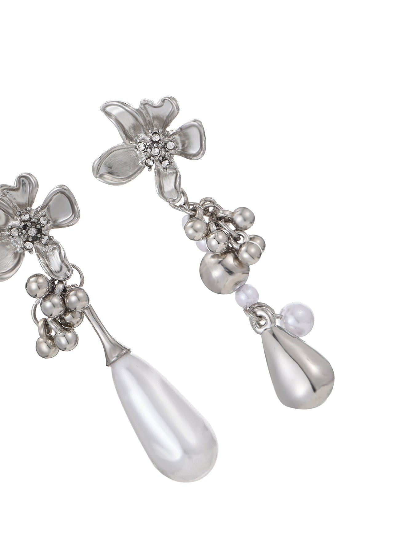 Asymmetrische Silberohrringe mit Perlen und Frühlingsblume