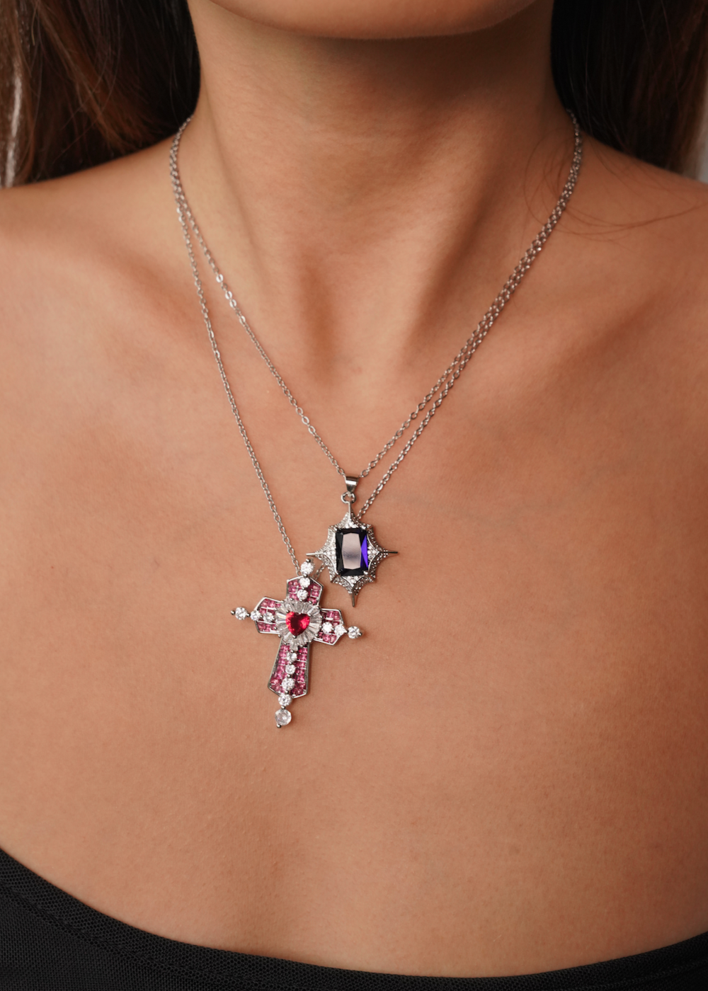 Collana scintillante Trya con croce a cuore rosso
