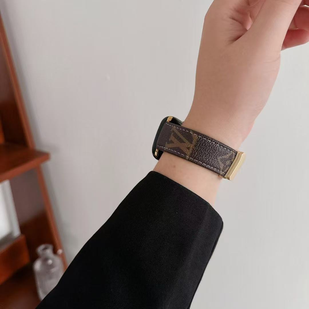 Nuovi cinturini in pelle con fibbia a farfalla per Apple Watch