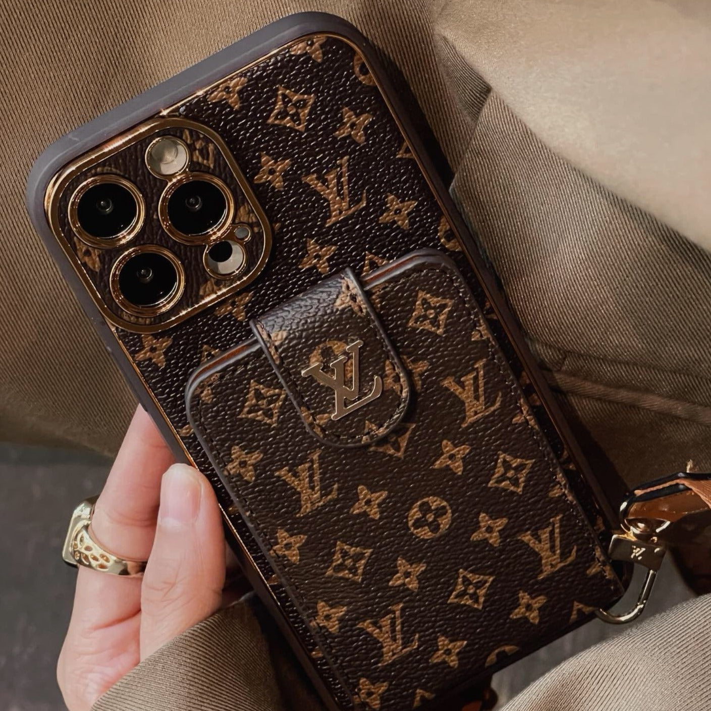 Braune Handyhülle mit Halter für iPhone