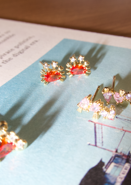 Glitzernde Ohrstecker „Petit Orange“ mit Krabbenmotiv