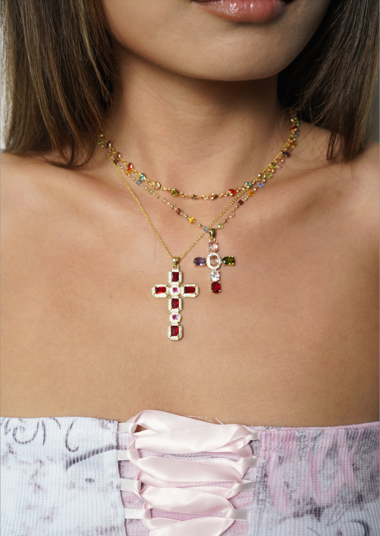 Collana con croce dorata rossa scarlatta
