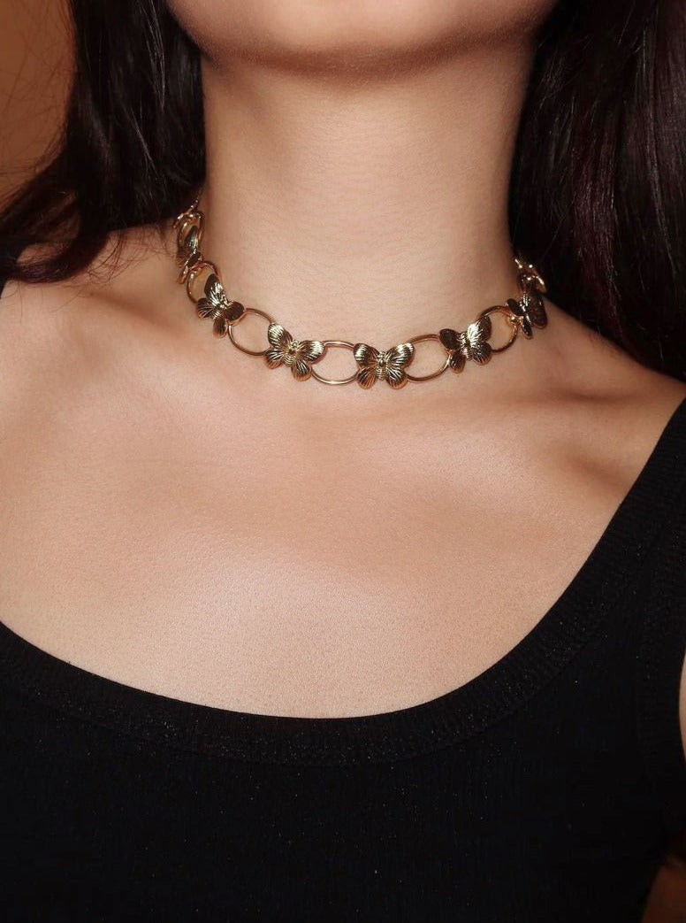 Collana gigante con falena dorata