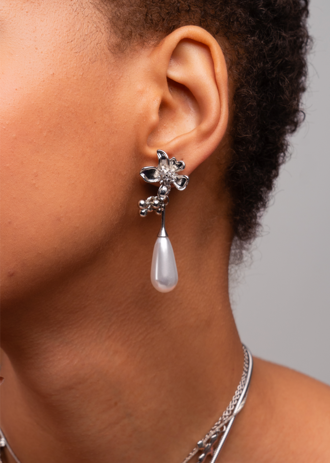 Asymmetrische Silberohrringe mit Perlen und Frühlingsblume