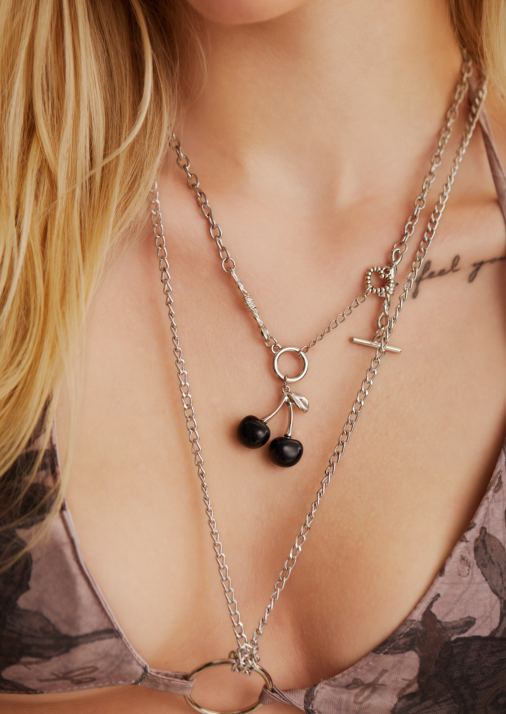 Collana in argento con giardino di ciliegie nere