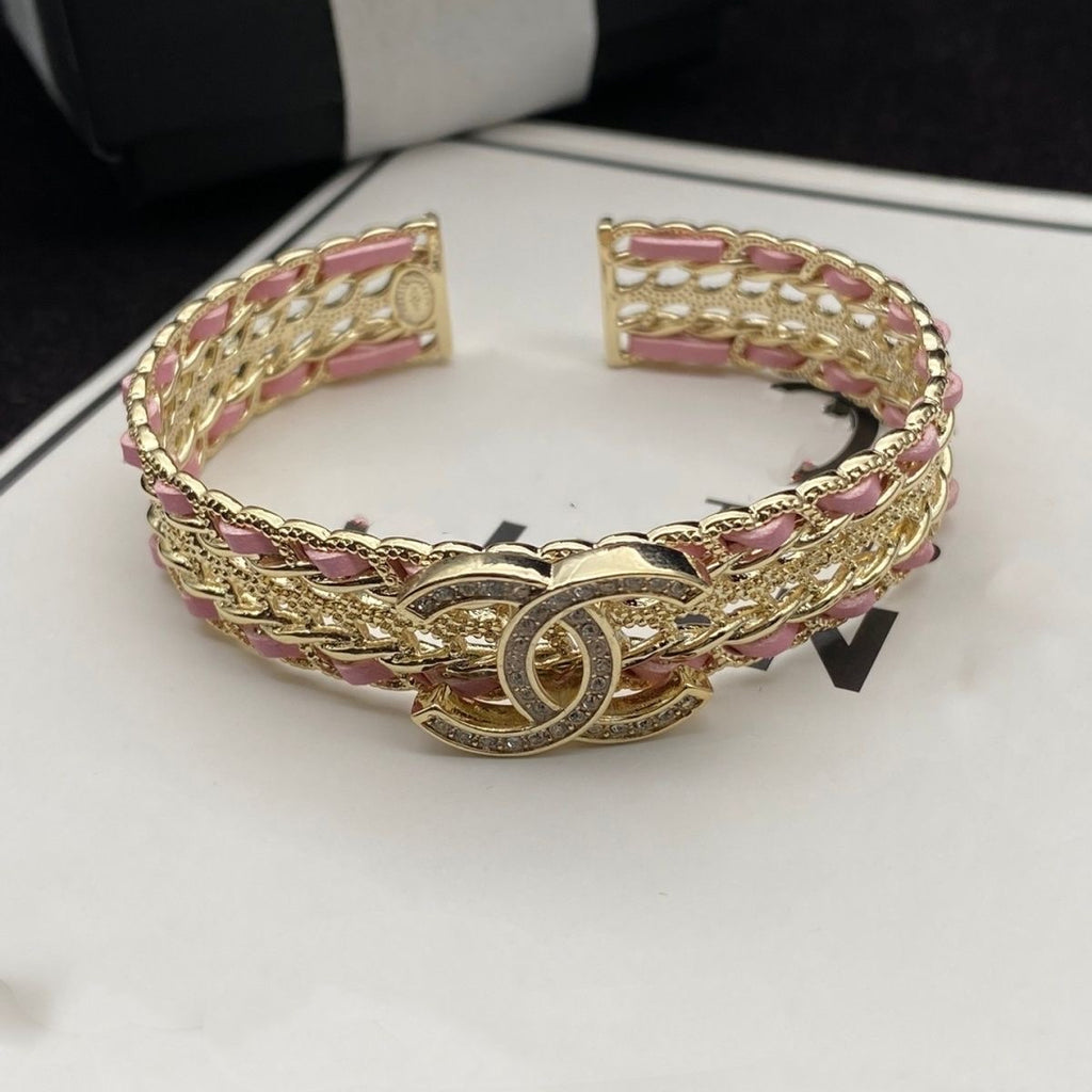 Goldenes Kettenarmband mit Anhänger