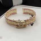 Goldenes Kettenarmband mit Anhänger