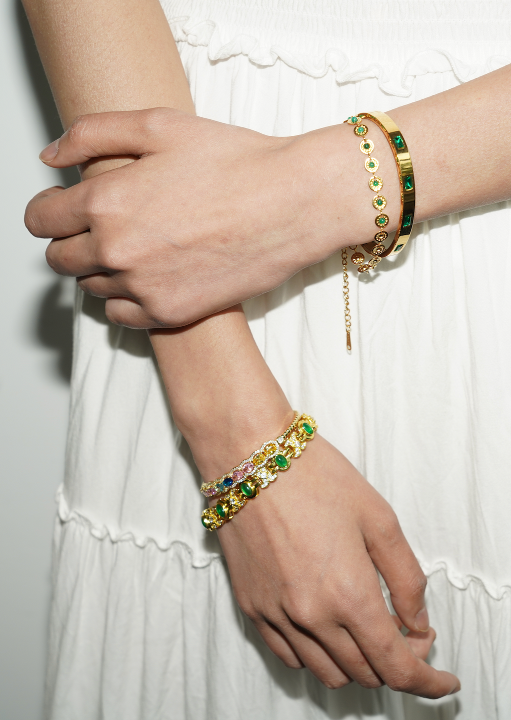 Leela Goldenes Armband mit bunten Steinen