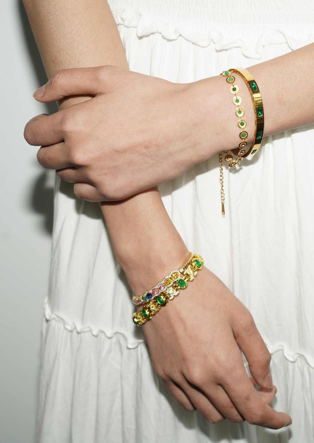 Bracciale dorato con pietre preziose verdi scintillanti Serena