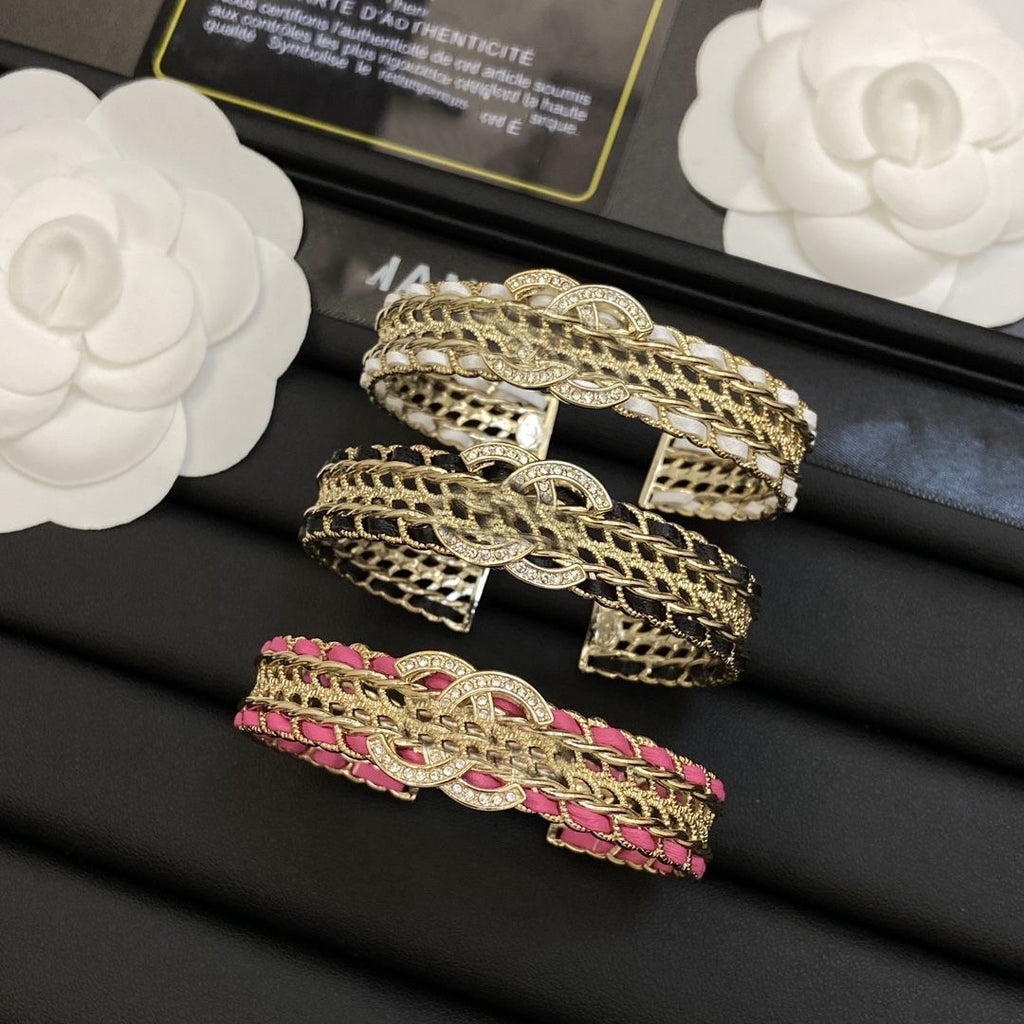 Goldenes Kettenarmband mit Anhänger