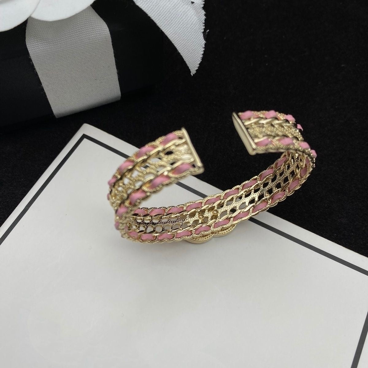 Goldenes Kettenarmband mit Anhänger