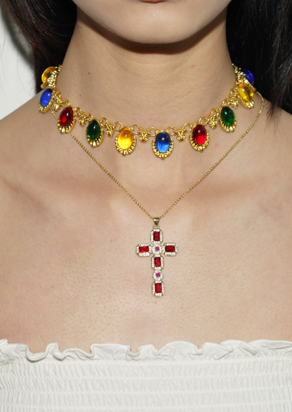 Collana con croce dorata rossa scarlatta