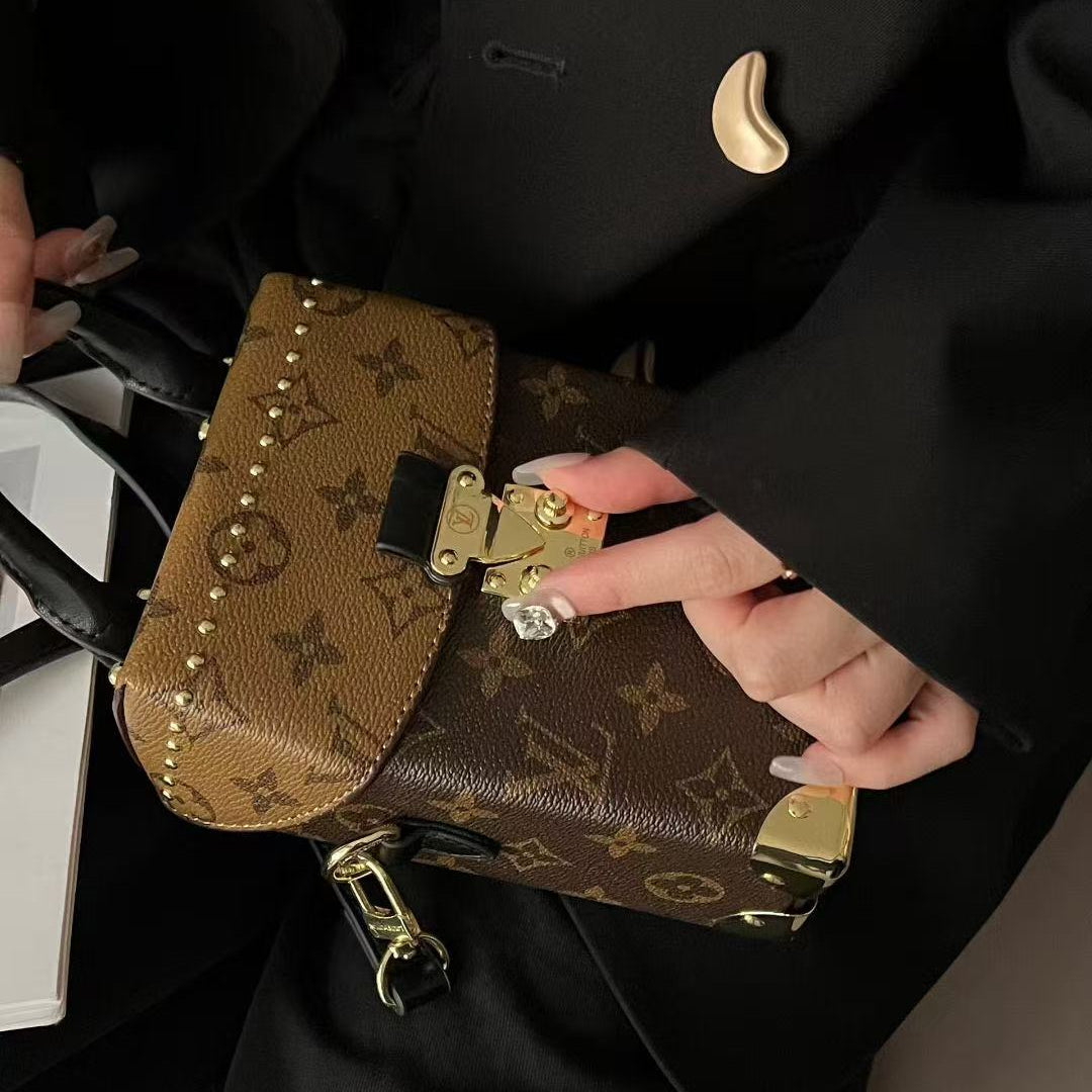 Capacity Classic Chain Phone Bag