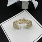 Goldenes Kettenarmband mit Anhänger