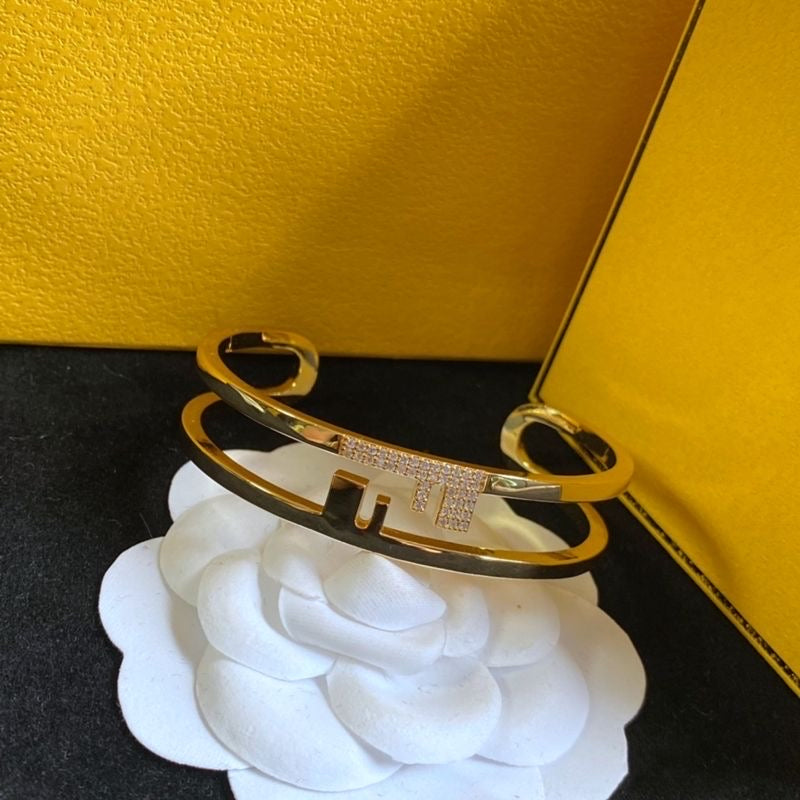 Goldenes Buchstaben-Kettenarmband