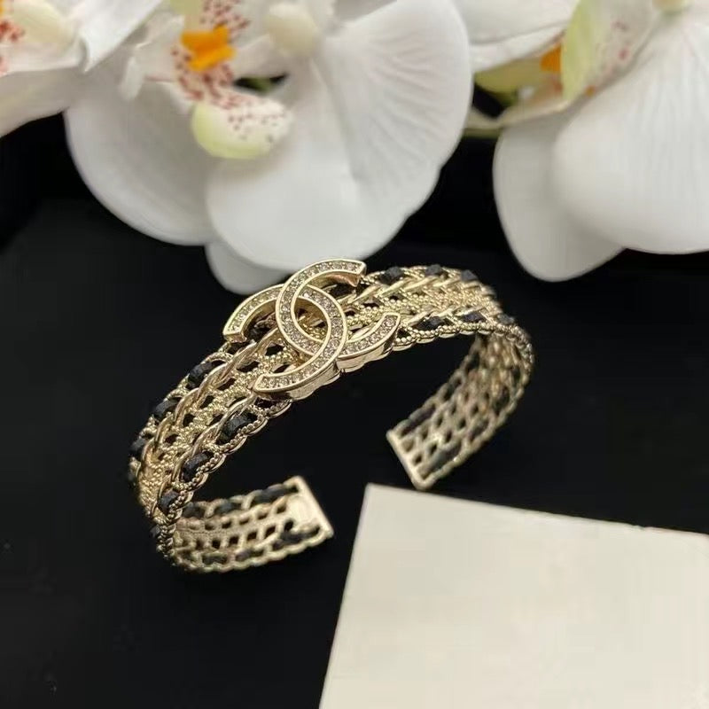 Goldenes Kettenarmband mit Anhänger