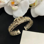 Goldenes Kettenarmband mit Anhänger