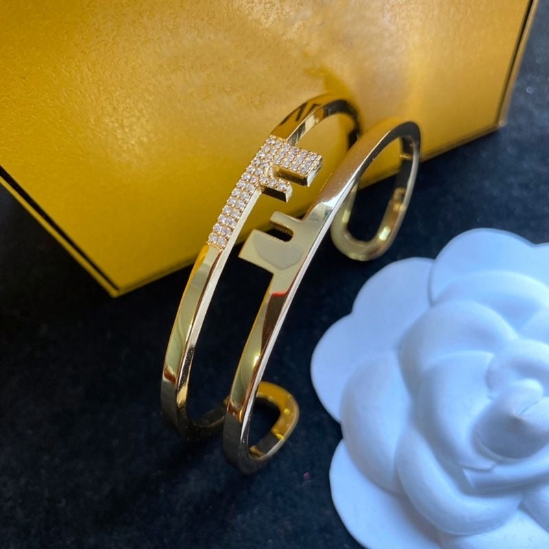 Goldenes Buchstaben-Kettenarmband