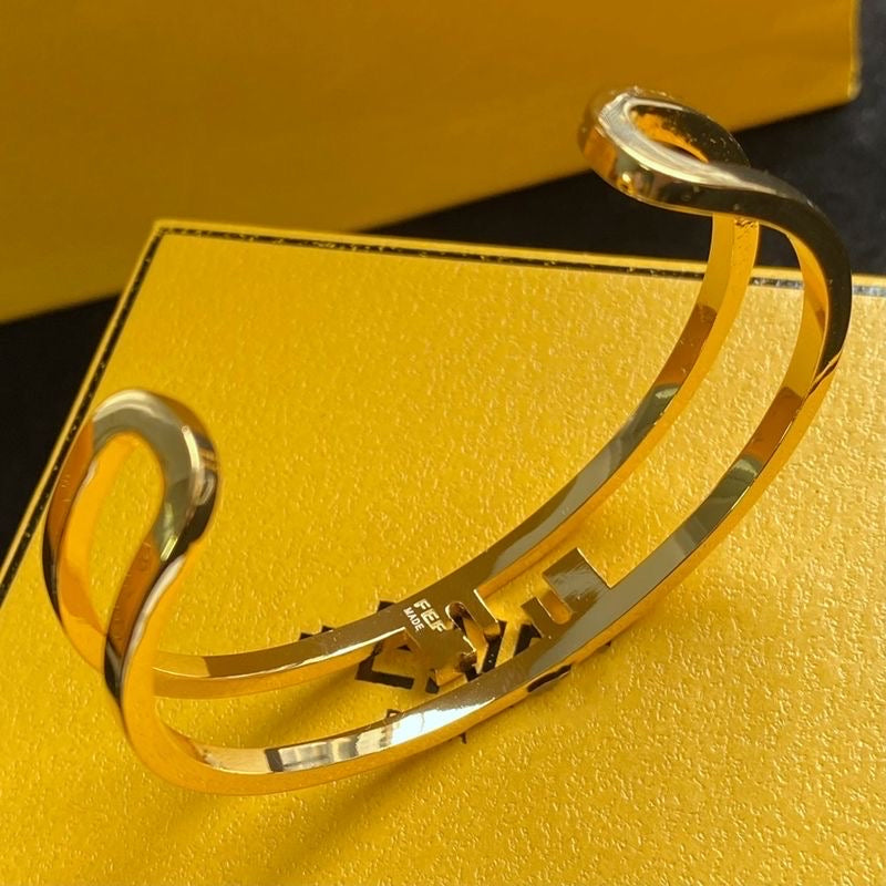 Goldenes Buchstaben-Kettenarmband
