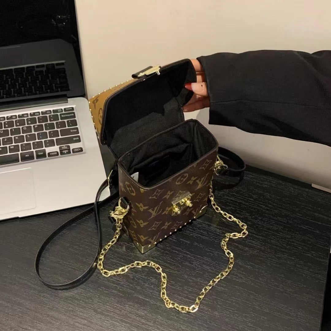 Stilvolle Metallic-Tasche für tragbare Geräte